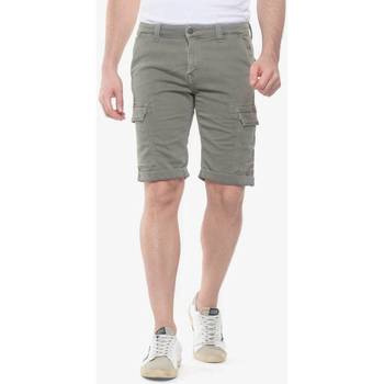 Textil Homem Shorts / Bermudas Calças Chino Joggises Bermudas calções DAMON Verde