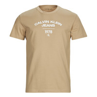 Textil Homem T-Shirt mangas curtas Calvin cherry Klein Jeans VARSITY CURVE LOGO T-SHIRT Bege