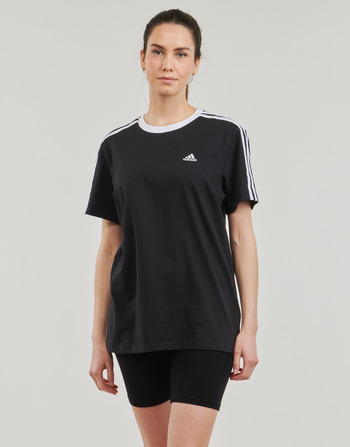 Adidas Sportswear mede-se horizontalmente debaixo dos braços, ao nível dos peitorais