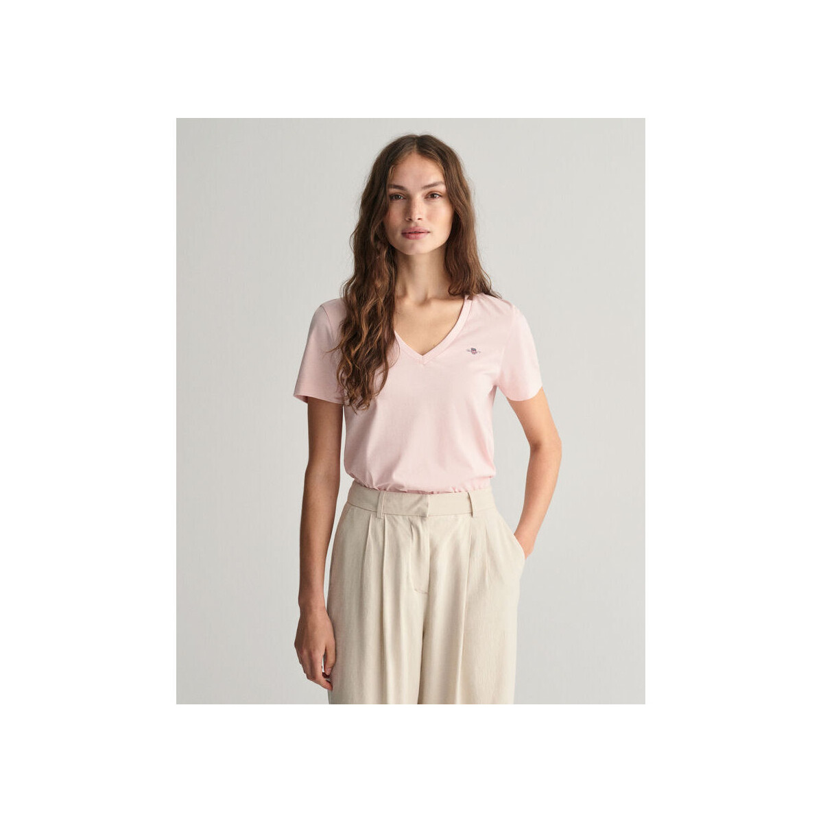 Textil Mulher T-shirts e Pólos Gant T-shirt com decote em V Shield Rosa