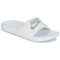 Sapatos Mulher chinelos Nike supreme BENASSI JUST DO IT W Branco / Prata