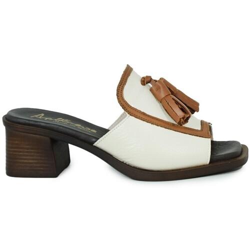 Sapatos Mulher Sandálias Aplauso SANDALIAS DESTALONADA DE PIEL CON BORLAS  BEIGE Bege